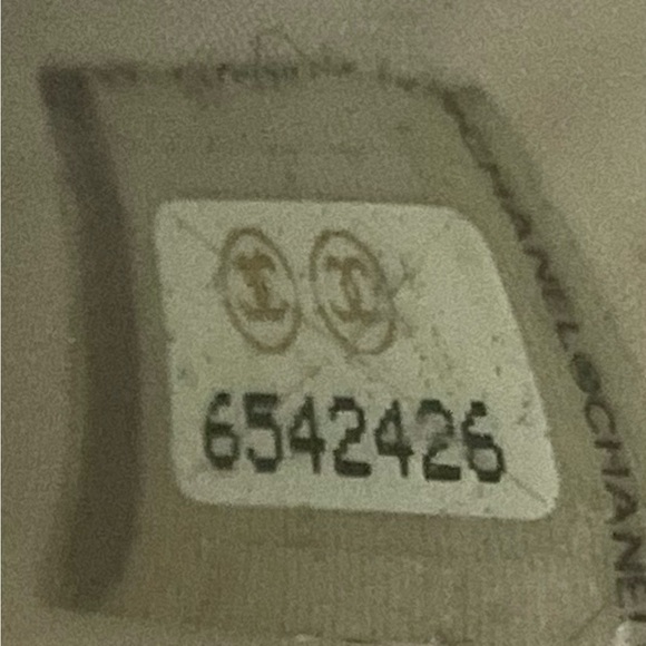 Milk chocolate patent leather Chanel wallet. Approximately 4 x 4 inches. EUC. - Picture 14 of 16